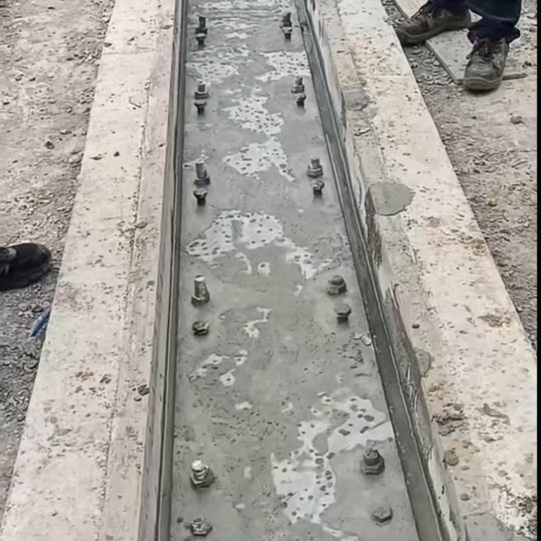 柳北港口码头起重机龙门吊重型机械设备稳固用早强快凝轨道胶泥